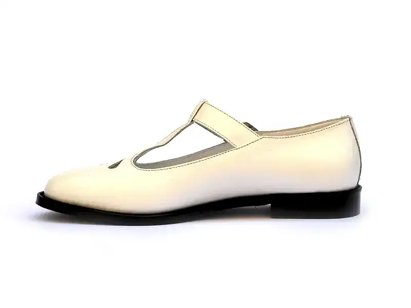 Beyaz Tokalı Kadın Klasik Ayakkabı