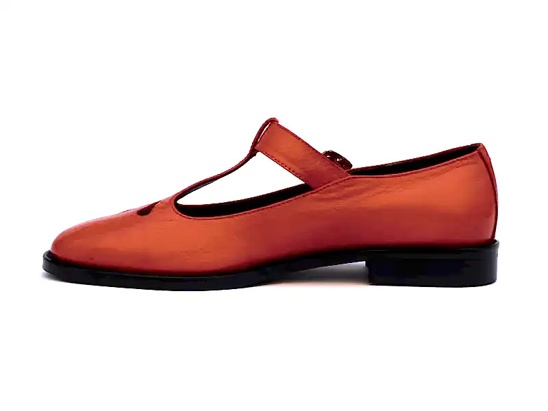 Kırmızı Tokalı Kadın Klasik Ayakkabı